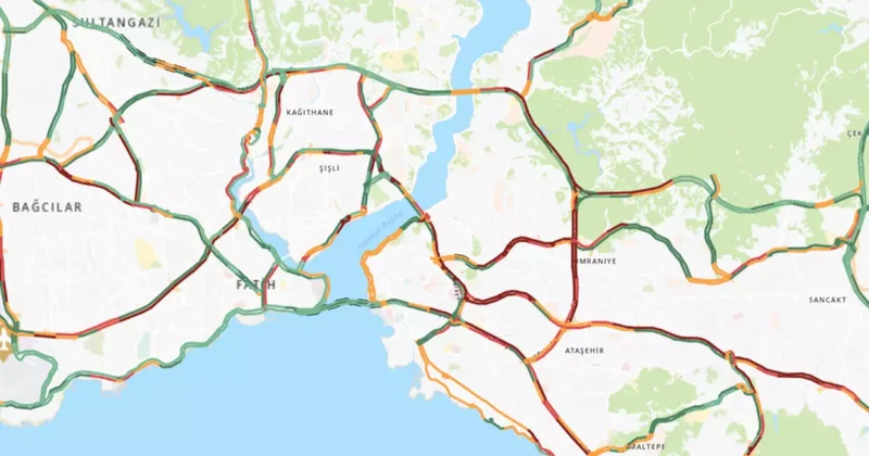 İstanbul da yağmur trafiği kilitledi