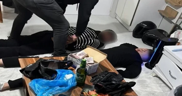Sarıyer’de rezidanstaki daireye operasyon: Uyuşturucu ve silah çıktı; 2 şüpheli tutuklandı