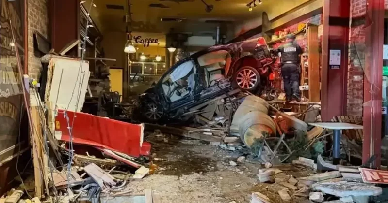 90 yaşındaki sürücü son sürat kahve dükkanına daldı