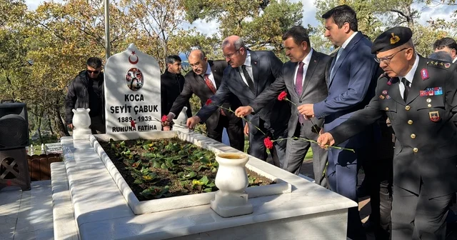 Çanakkale kahramanı Seyit Onbaşı vefatının 86. yılında kabri başında anıldı Çanakkale deki tabyadan getirilen toprak Seyit Onbaşı nın mezarına döküldü Balıkesir Haberleri