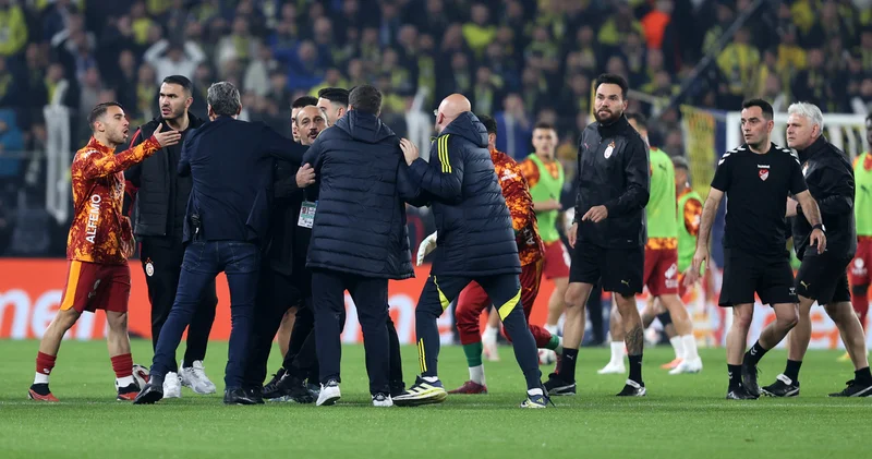 Derbide tansiyon yükseldi: Kavga çıktı! Galatasaray Haberleri