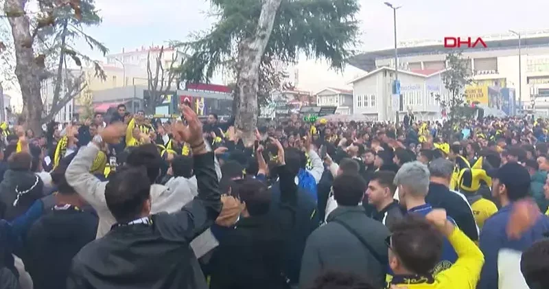 Fenerbahçeli taraftarlar, coşkuyla derbiyi bekliyor