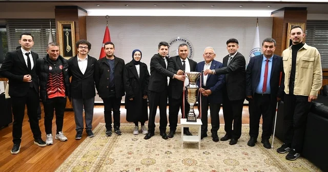 Başkan Büyükkılıç a Sesi Görenler 1. Ligi nde kazanılan şampiyonluk kupası takdim edildi Kayseri Haberleri