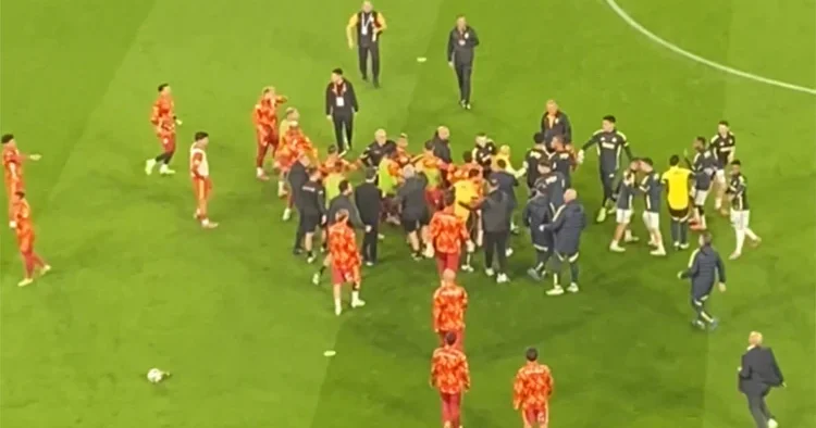 Fenerbahçe Galatasaray maçı başlamadan kavga çıktı! İlk düdük öncesi gerginlik