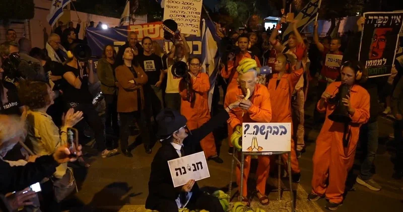 Netanyahu görevlerinden affını istedi: Sokağı protestocular doldurdu