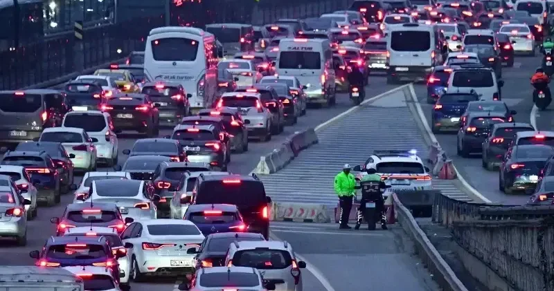 Haftanın ilk iş gününde trafik kilitlendi: İstanbul da akşam saatlerinde trafik yoğunluğu yüzde 85 e ulaştı Gündem Haberleri