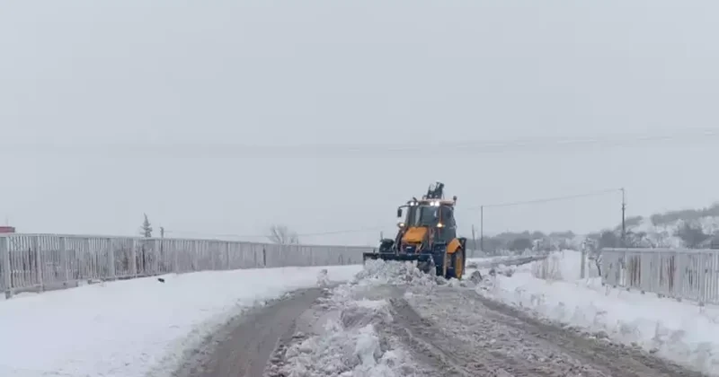 Gaziantep Büyükşehir den köy yollarında karla yoğun mücadele