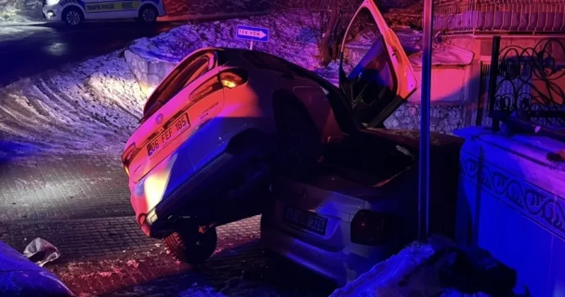 Buzda kayan otomobil aracın üstüne çıktı