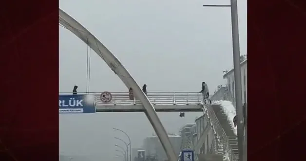 Araçlara kar topu atan çocukları üst geçitte tekme tokat dövdü