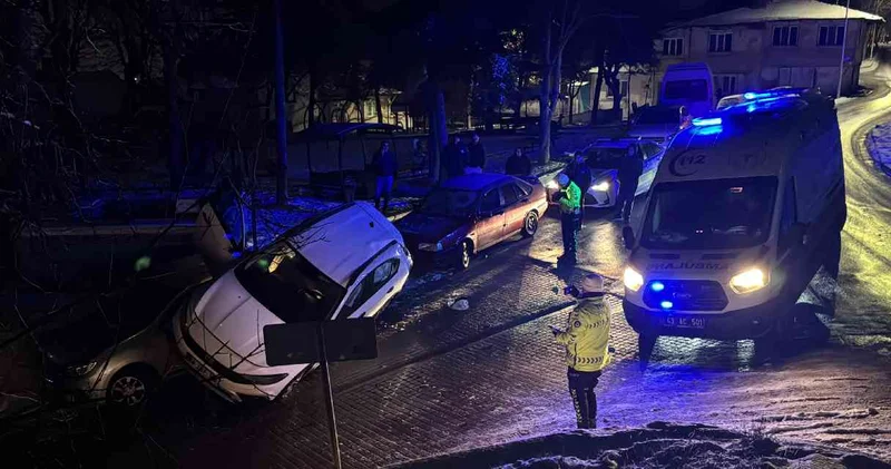 Buzlanan yol kazaya davetiye çıkardı: Otomobil başka aracın üzerine çıktı!