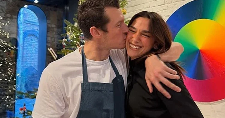 Hem işte kazandı hem de aşkta… Yüzüğü parmağında, sevdiği yanında… Geriye bir tek gelin olmak kaldı!