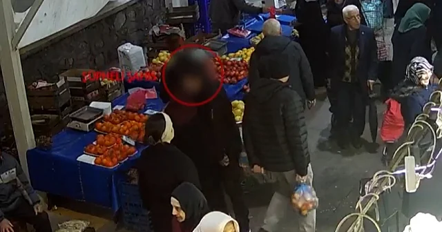 Bursa da alışveriş yapar gibi gelen hırsızın telefonu çaldığı anlar kameraya yansıdı VİDEO İZLE