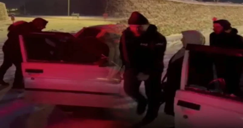 Hastane dönüşünde karla kaplı yolda mahsur kaldılar!