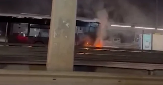 Küçükçekmece de metrobüsün motorunda çıkan yangın söndürüldü VİDEO İZLE
