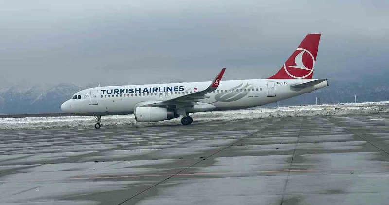 Şırnak Havalimanı’na 3 gün sonra ilk uçak indi Şırnak Haberleri