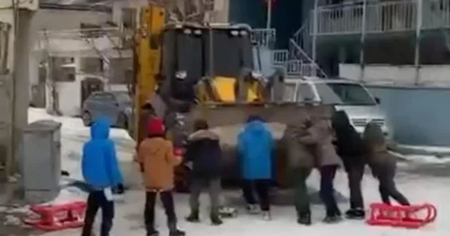 Erzincan da iş makinesinin önünü kesen çocuklar kaydıkları alanın temizlenmemesini istedi VİDEO İZLE