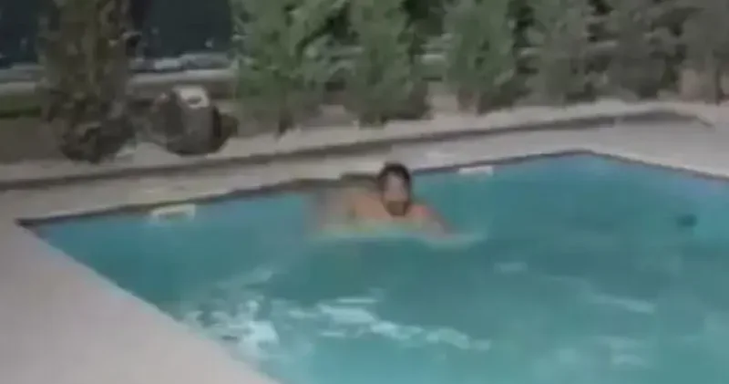 Kar yağarken havuza girdi