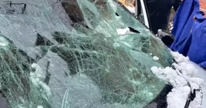 Çatıdan düşen kar otomobili hurdaya çevirdi