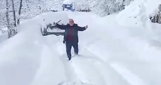 Kastamonu da karla kapanan köyünün yolu ulaşıma açılan vatandaşın sevinci VİDEO İZLE
