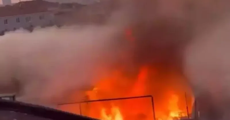 Küçükçekmece de 3 katlı binada yangın