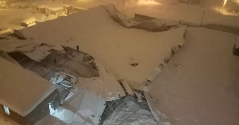 Yüksekova da yoğun kar nedeniyle halı sahanın çatısı çöktü