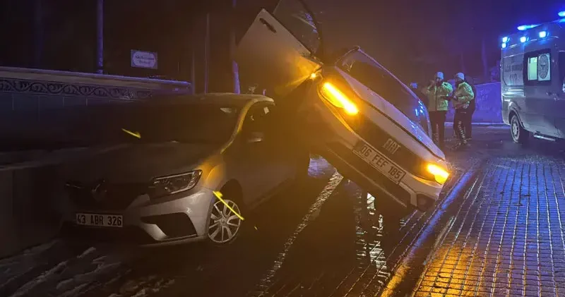 Kayan otomobil park halindeki bir başka otomobilin üzerine çıktı