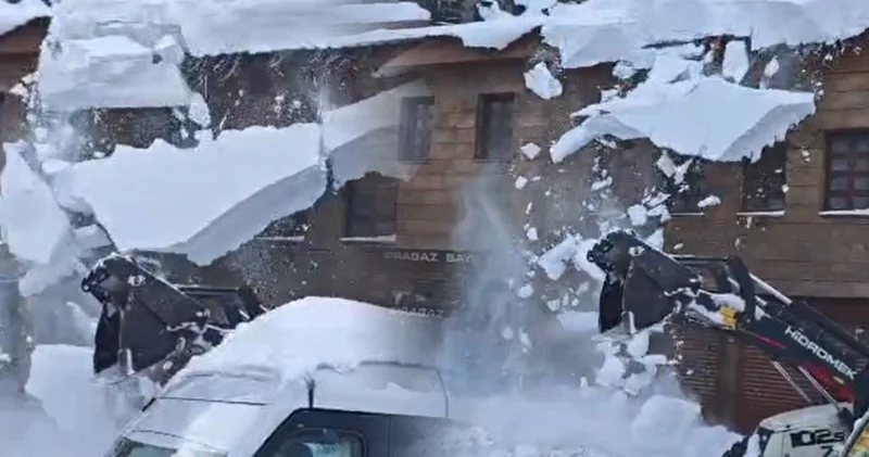 İş makinesinin üzerine kar kütlesi düştü!