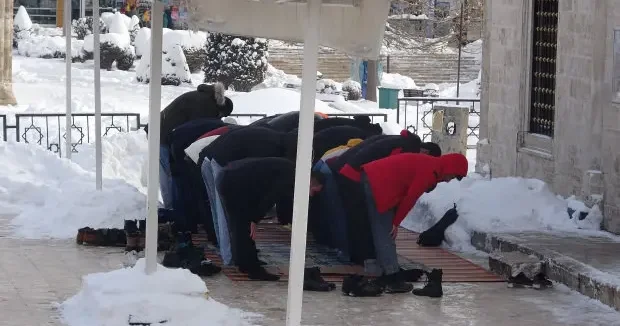 Sivas haberleri “Hava isterse 30 derece olsun” dediler cuma namazını dışarıda kıldılar 02 Ocak 2026