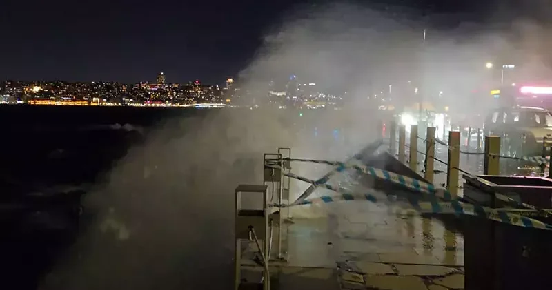 Üsküdar sahilinde lodos etkili oldu; dev dalgalar oluştu