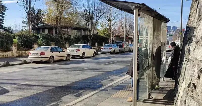 Esenler de puset içerisinde otobüs durağına bırakılan 1 aylık bebek koruma altına alındı