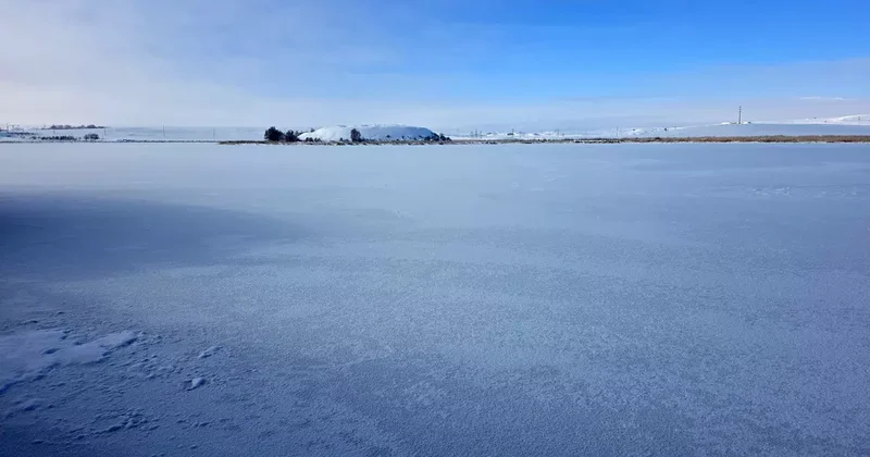 Sivas ta Hafik Gölü nün yüzeyi buz tuttu
