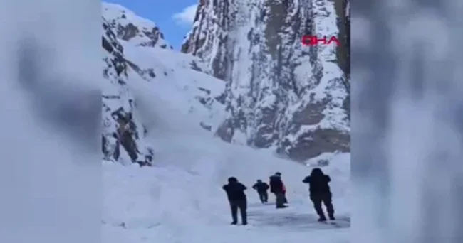 Son dakika... Karayoluna çığ düştü! Bölgeye ekipler sevk edildi