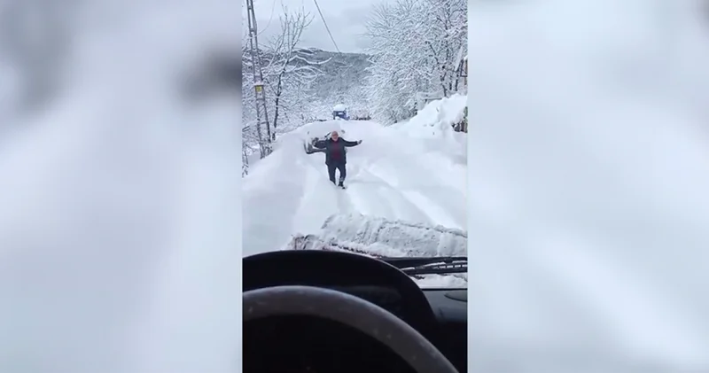Kar nedeniyle kapanan yolu açılan köy sakini ekibi oynayarak karşıladı
