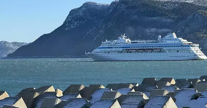 Amasra’da kruvaziyer, fırtına nedeniyle limana yanaşamadı