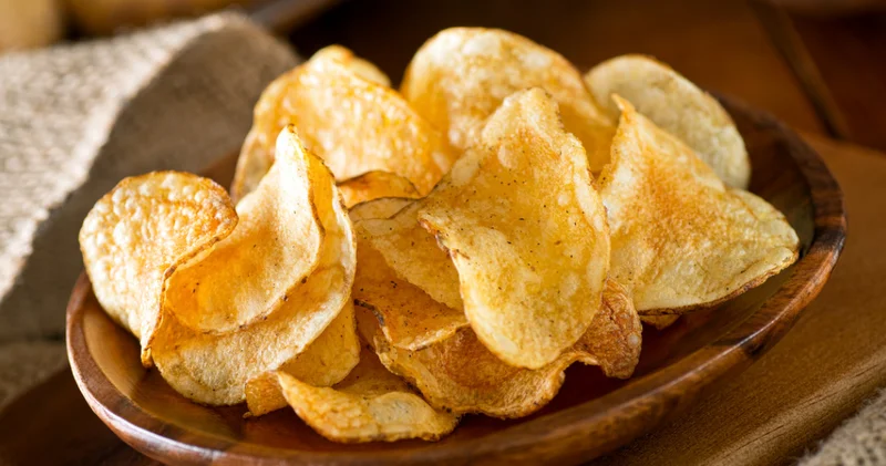Çıtır çıtır ve sonuç garantili! Paketli cipsleri aratmayacak lezzetle evde yapabileceğiniz sağlıklı patates cipsi tarifi!