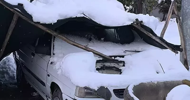 Gaziantep te 12 iş yerinin çatısı kardan çöktü