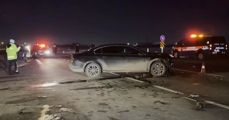 Otomobille çarpışan minibüs şarampole takla attı: 2 yaralı