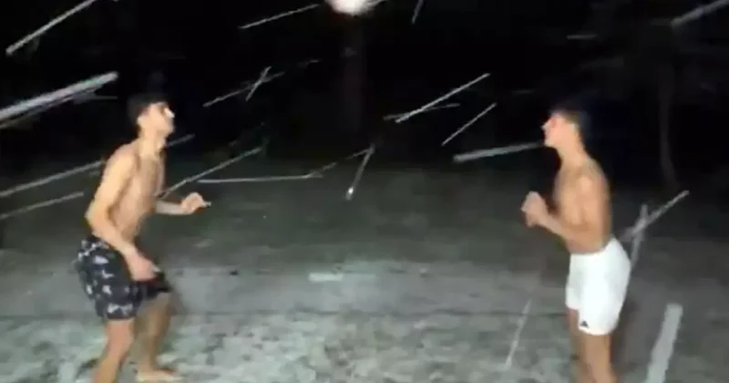 Arda Güler ve Yiğit Efe Demir, karda üstsüz futbol oynadı