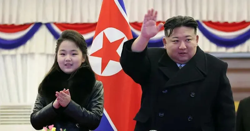 Kuzey Kore lideri Kim in aile anıtını kızıyla ziyaret etmesi varis tartışmalarını alevlendirdi Dış Haberler