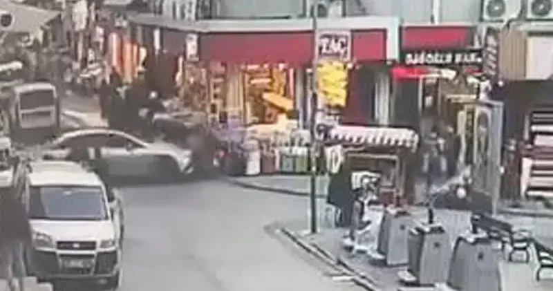 Eminönü nde otomobilin motosiklete ve yayalara çarptığı kaza kamerada; 4 yaralı