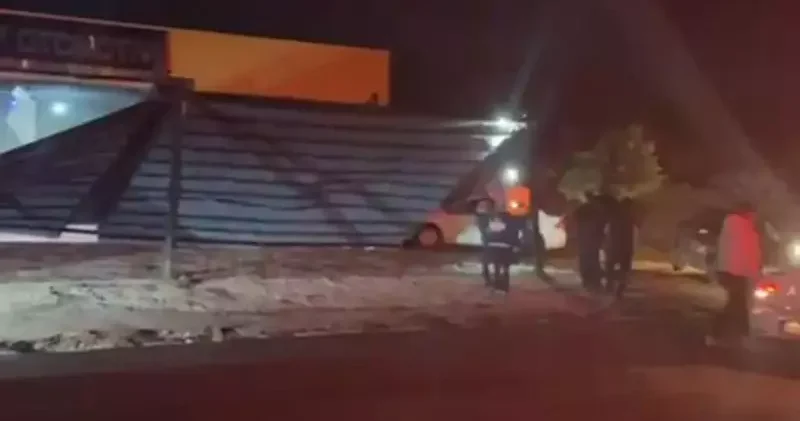 Fırtına, iş yerinin sundurmasını söktü