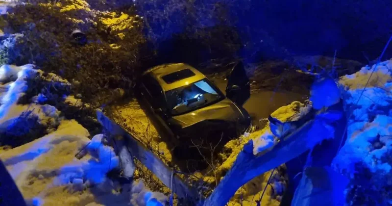 Sinop ta buzlanan yolda otomobil dereye uçtu: 1 yaralı