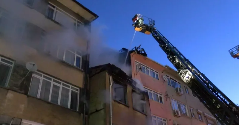 Kadıköy de yanan 3 katlı metruk binadan atlayan bir kişi yaralandı