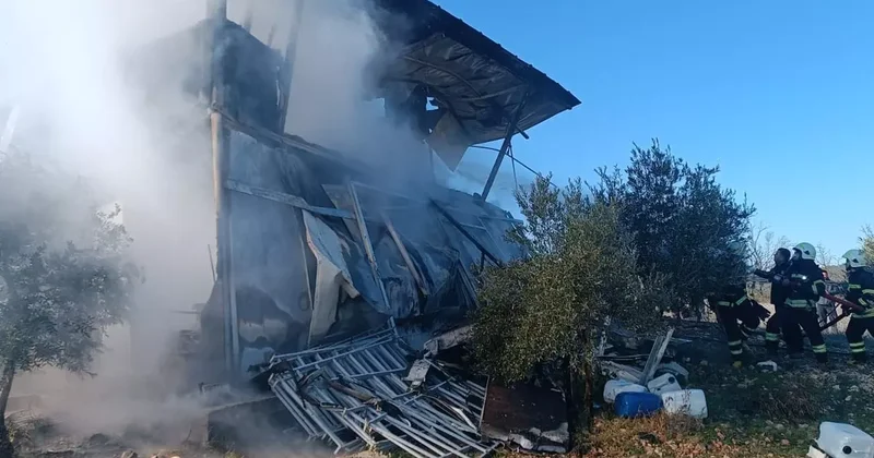 Muğla da yangın! Prefabrik ev ile otomobil kullanılamaz hale geldi