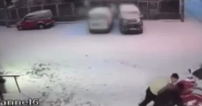 Buzlanan yolda kayan otomobili böyle durdurdular! Sözcü Gazetesi