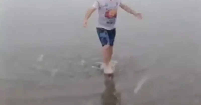 Kar altında denize girip yüzdü attı