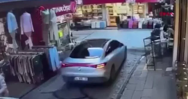 Eminönü nde can pazarı yaşandı! Araba önce motora sonra dükkana çarptı