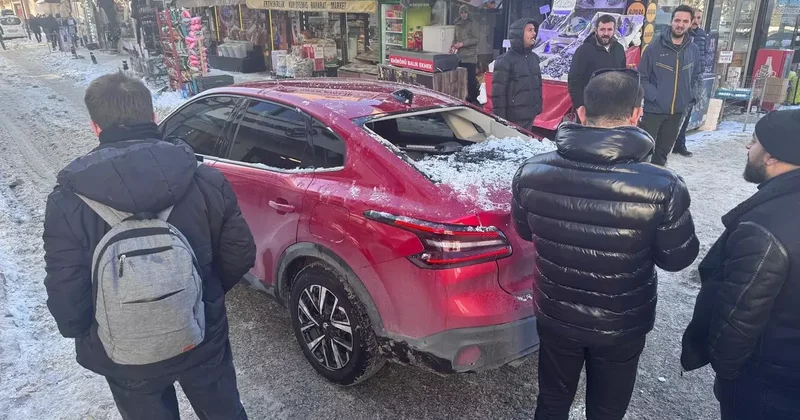 Erzurum da çatıdan düşen kar kütlesi araçta hasara yol açtı