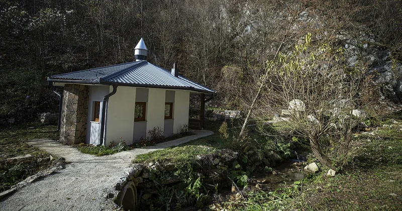 Bu camiye sadece 10 kişi sığıyor ama Türkiye den bile gidenler var Sözcü Gazetesi