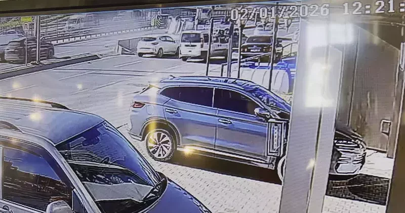 Esenyurt D 100 Karayolu nda hafif ticari araç yan yattı